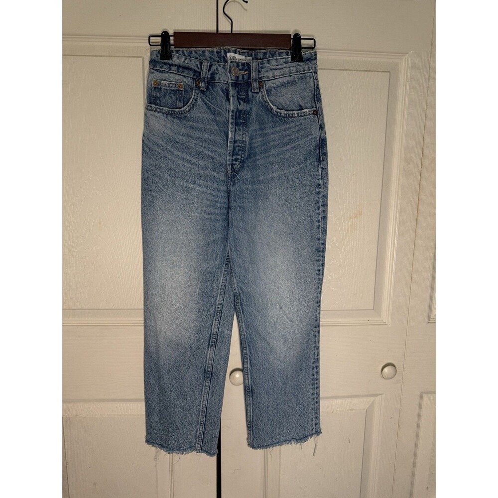 Zara Women’s Jeans US Size 2 Slightly Distressed Cropped Straight Leg Light Wash